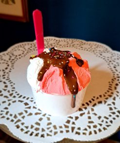 Coppetta gelato fiordilatte fragola e glassa