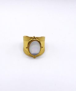 Anello ricamato con pietra ovale perlata