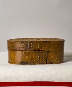 Scatola ovale antica con decori intagliati