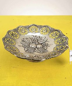 alzata in metallo vintage con decori in rilievo