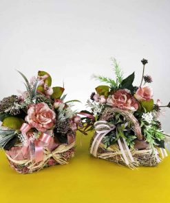coppia di cestini ornamentali con fiori artificiali