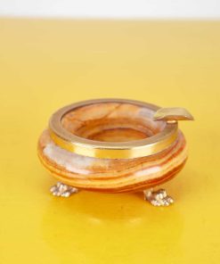 Elegante posacenere vintage in alabastro con base in metallo
